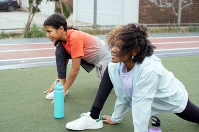 Twee meisjes fitness en cardio aan het oefenen