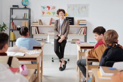 Lerares en leerlingen in de klas tijdens educatieve gastlessen