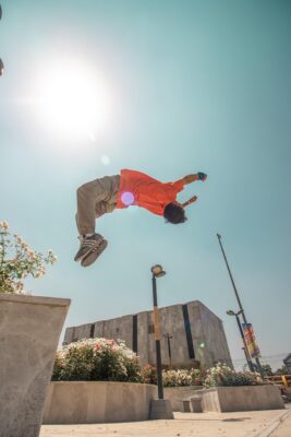 Jongen aan het freerunnen
